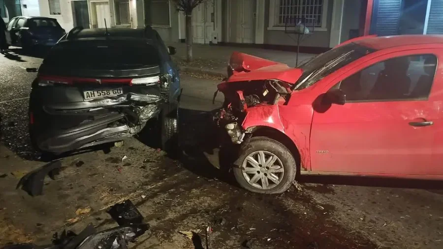 Tres delincuentes robaron el auto de un policía en La Plata: hubo disparos, persecución y choque en plena fuga