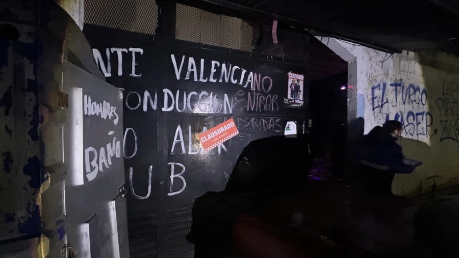 Clausuraron un bar en La Plata y detuvieron a su dueño por un arma con numeración limada y una moto robada
