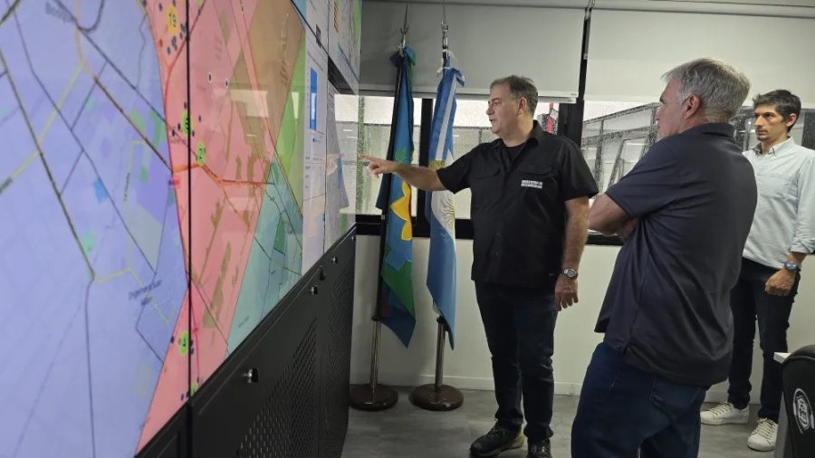 Kicillof renueva el 911 bonaerense: sumarán inteligencia artificial y una cuarta central para responder más rápido
