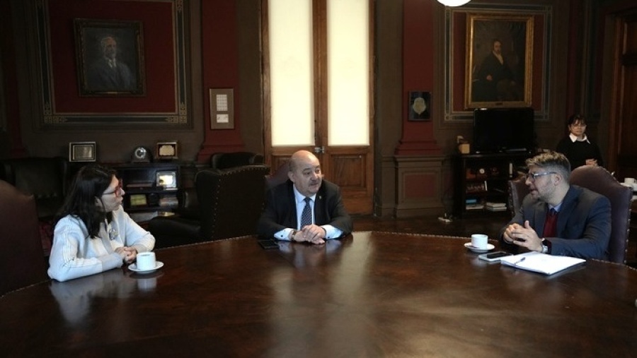 El gobierno de Kicillof y la UNLP avanzan con viviendas de madera y casas impresas en 3D para familias vulnerables