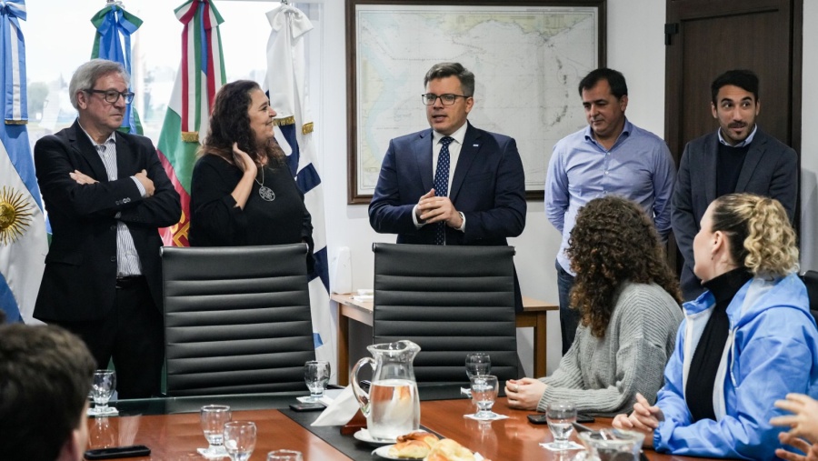 Santiago Pérez Teruel encabezó la jornada de formación para nuevos agentes en el Puerto La Plata