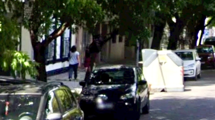 Entraron detrás de una pareja de jubilados cuando llegaba a su casa y desvalijaron a toda la familia en La Plata