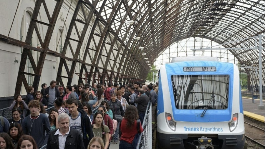 Caos en el Tren Roca de La Plata: murió una persona atropellada en 1 y 38 y luego el tren hizo chispazos con pasajeros arriba