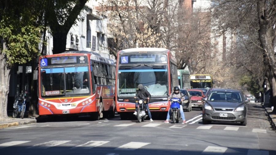 Julio arranca con aumentos en La Plata: desde este miércoles suben los micros, los alquileres, las prepagas y los servicios