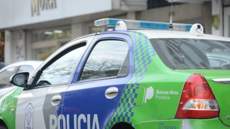 Atrincherado con dos cuchillos en La Plata: la Policía usó un colchón para reducirlo