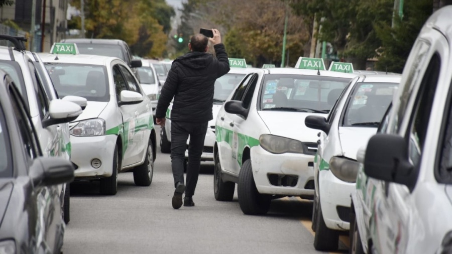 Caos por la falta GNC en La Plata: cerraron 3 estaciones más , ya son 7 cuadras de fila y los taxistas se funden