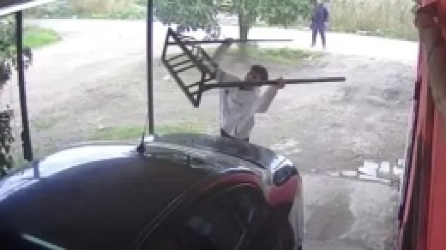 A piedrazos en La Plata: denunciaron a una mujer y un adolescente por romper un auto y la ventana de una casa