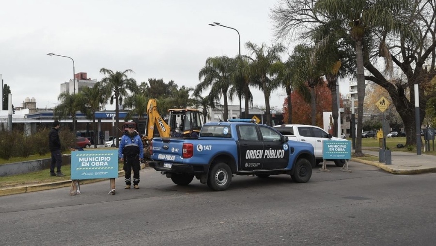 Reparan la calzada en 7 y 32 en La Plata tras pérdida de agua de ABSA