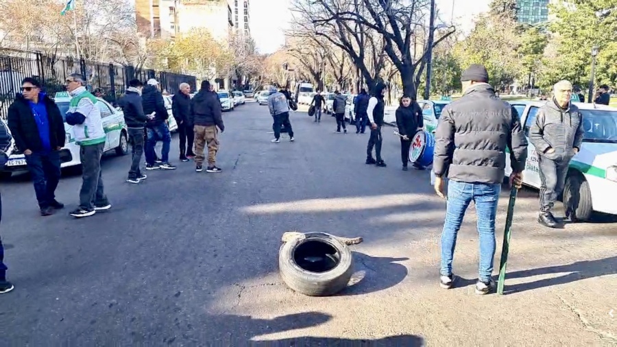 La Plata lleva 13 días sin GNC por Camuzzi: cortes, largas filas y protesta frente a la Gobernación bonaerense