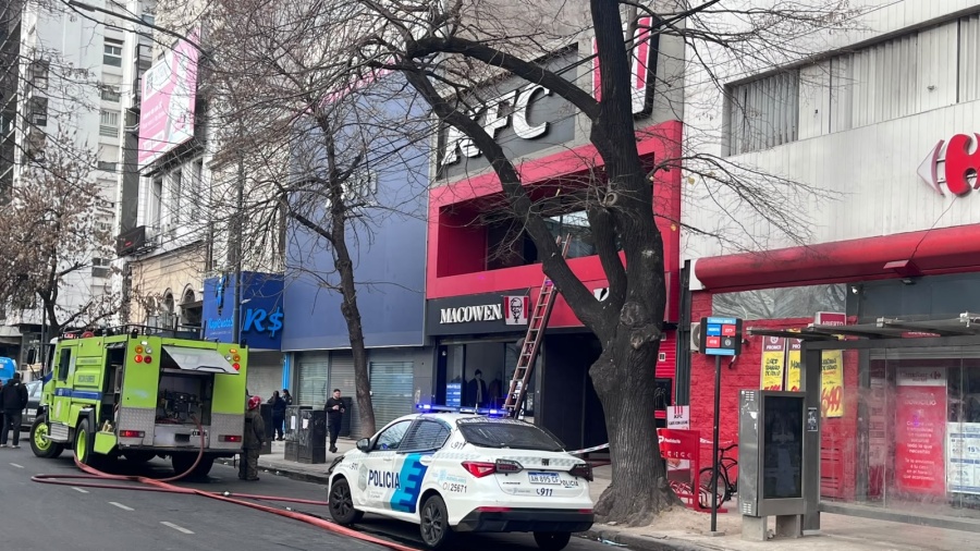 Impactante incendio en el KFC de La Plata: trabajaron varias dotaciones de bomberos