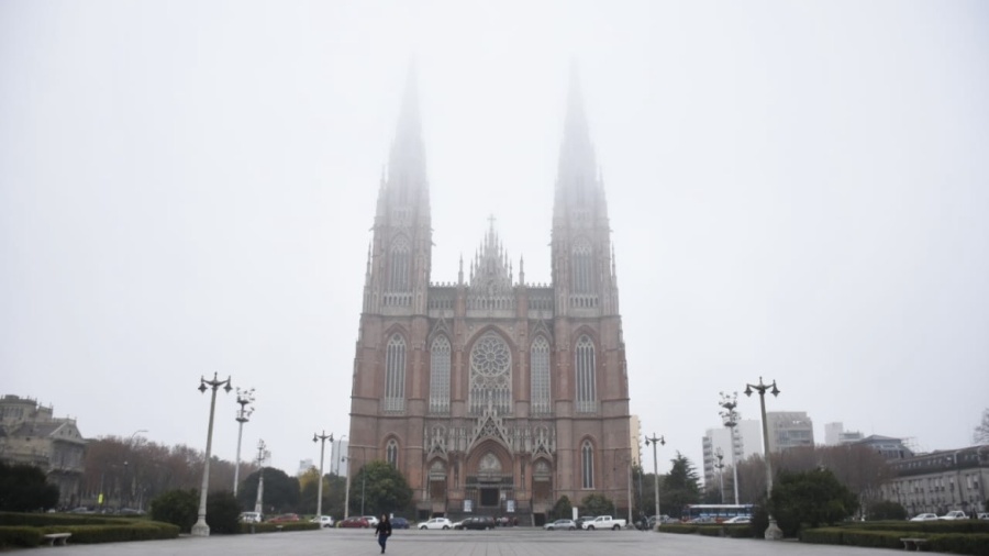 El invierno golpea fuerte en La Plata: anuncian la jornada más fría del año y alertan por lluvias para el fin de semana