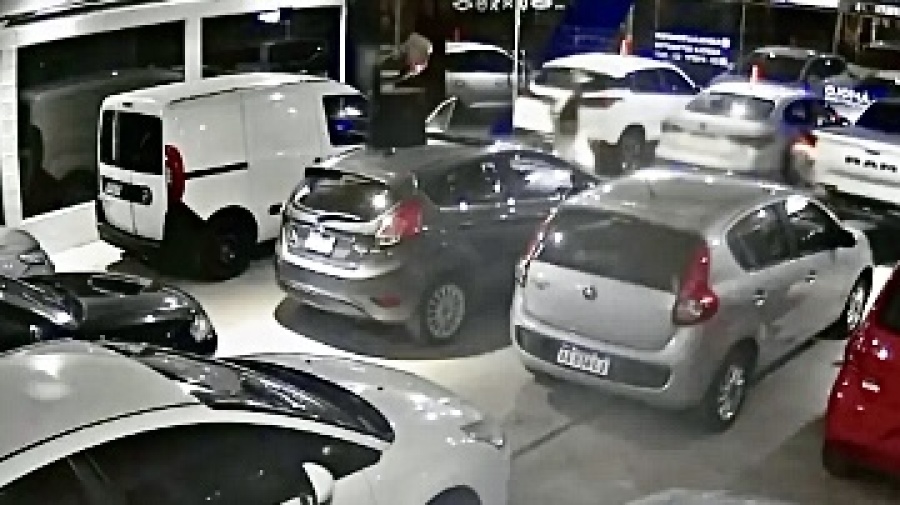 City Bell: asaltaron concesionaria en Camino Belgrano y 475, escaparon con 3.000 dólares y cascos