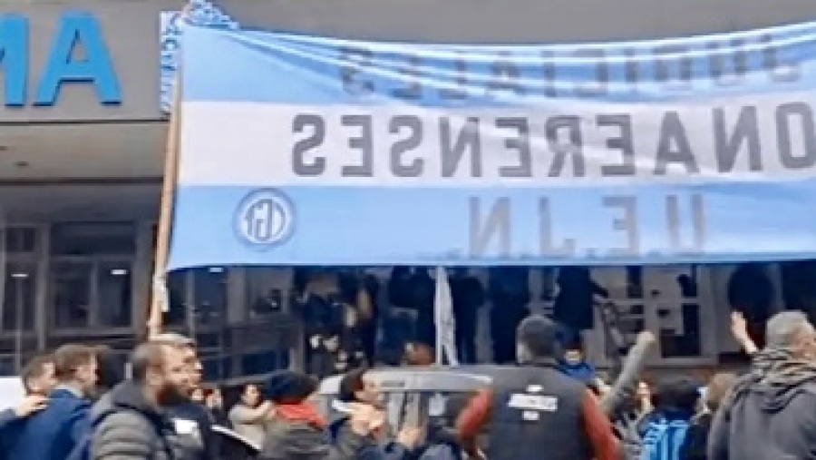 “IOMA precariza”: con un cacerolazo en La Plata, acompañantes terapéuticos reclamaron pagos atrasados y fallas en el sistema