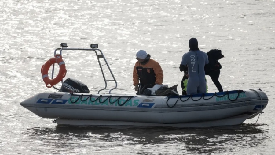 Escándalo por la búsqueda de los pescadores desaparecidos: avistaron un cuerpo y denuncian demora de Prefectura