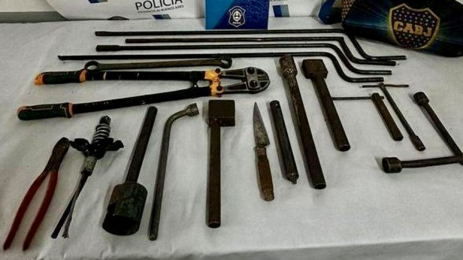 Robaban ruedas: dos hombres del Conurbano quedaron detenidos con un arma blanca y herramientas en La Plata