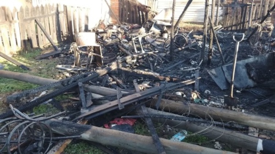 Un cortocircuito desató un voraz incendio en La Plata: una familia perdió absolutamente todo