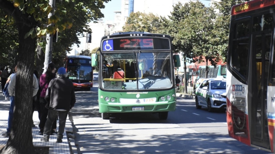 Alerta por paro de micros que afectaría a La Plata: UTA amenaza con medida de fuerza por salarios y apunta a Caputo