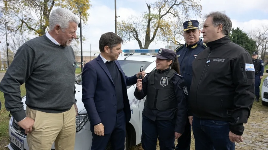 Kicillof chicaneó con Adorni: “Estoy buscando un pendrive para la provincia”