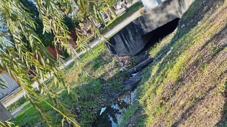 Peligro en Los Hornos: denuncian que un zanjón se desmorona y temen graves inundaciones ante la próxima lluvia