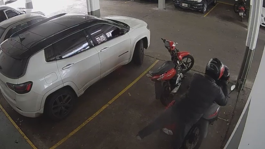 Robó los espejos de una moto en una cochera de La Plata y escapó en menos de un minuto