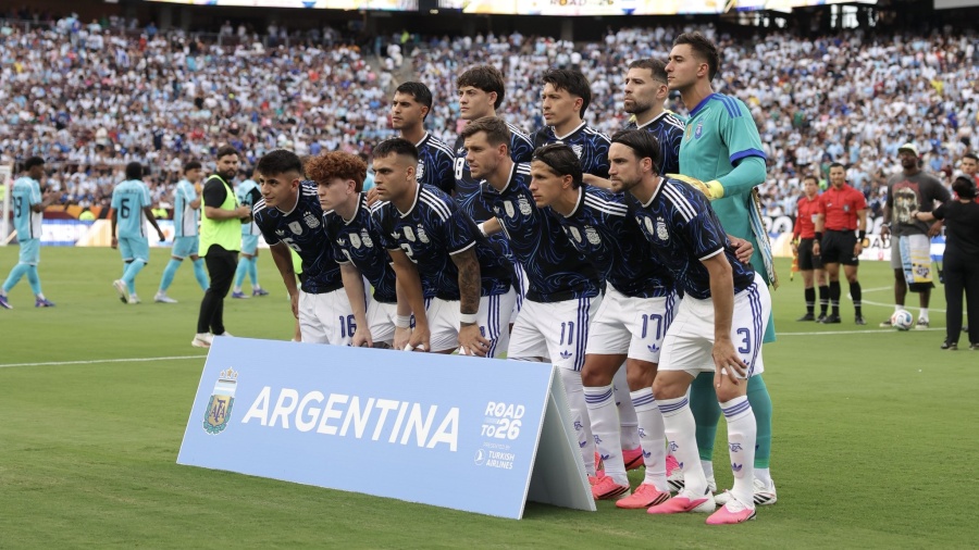 Blooper histórico y Messi no contuvo la risa: Los Palmeras reemplazaron al himno argentino en el amistoso de la Selección