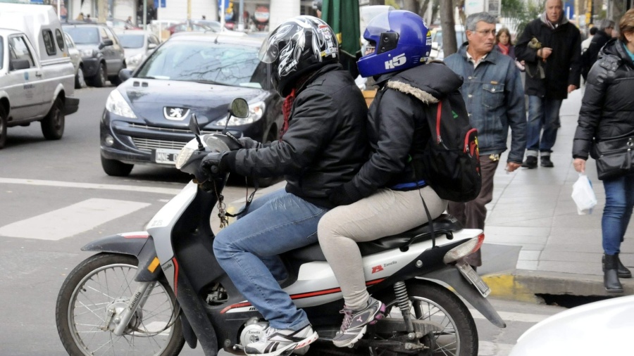 Pidió un viaje por una app, era una emboscada: apuñalaron a un motociclista y le robaron la moto en La Plata