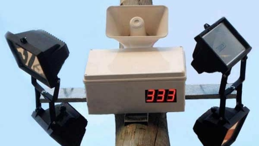 Le apuntaron a una jubilada de 80 años cuando guardaba el auto y la alarma vecinal evitó el robo en La Plata