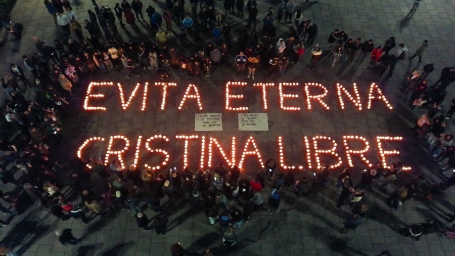 “Evita Eterna, Cristina Libre”: la vigilia de La Cámpora en Plaza Moreno a 74 años de la muerte de Evita