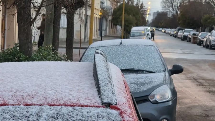 Tres Arroyos amaneció cubierta de nieve y las imágenes parecen sacadas de la Patagonia