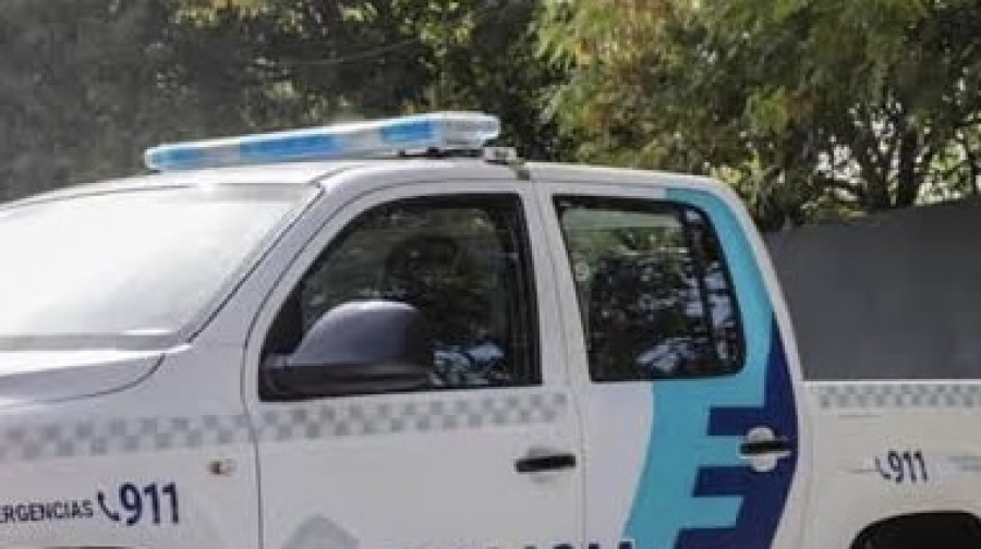 Un chofer de moto terminó en una zanja durante un asalto y le robaron la moto a punta de pistola en La Plata