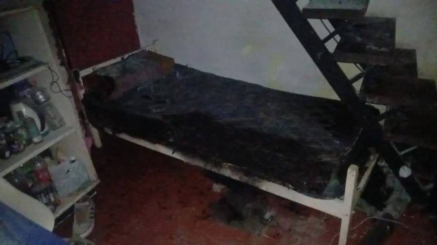 Se incendió una casa en La Plata: una estufa prendió fuego un colchón y un hombre terminó con quemaduras