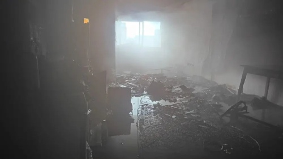 Una estufa habría provocado un voraz incendio y un departamento quedó destruido en La Plata