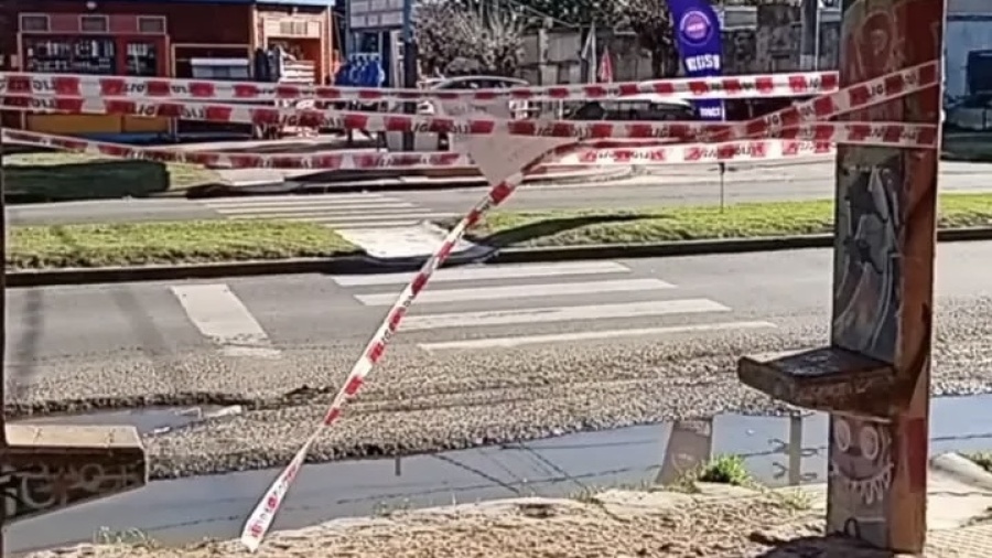 Hace meses conviven con un peligroso pozo y una pérdida de agua que dejó sin parada de micro a un barrio de La Plata