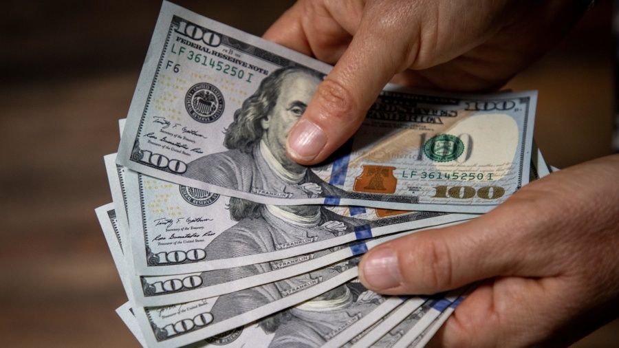 Ahora podrán pagar sueldos en dólares: qué cambia para trabajadores y empresas