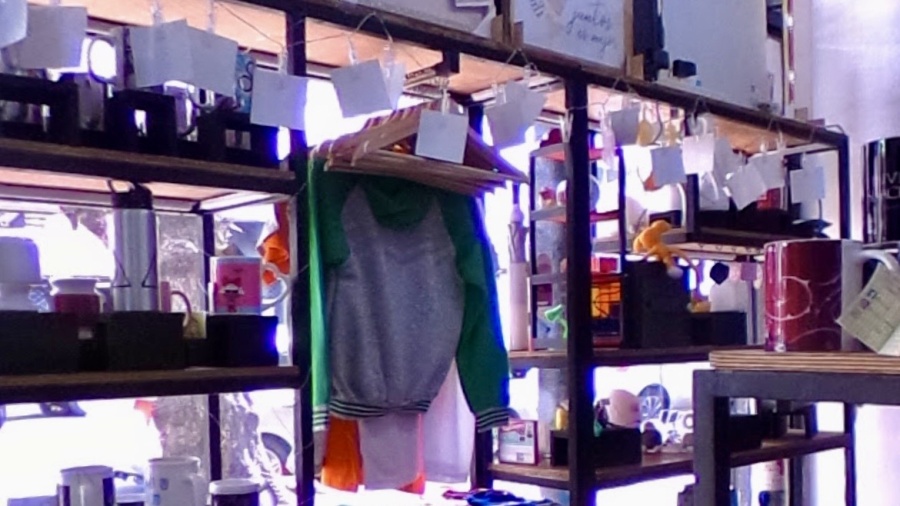 Adiós a un conocido local de regalos frente a Plaza Moreno: liquidan todo antes del cierre