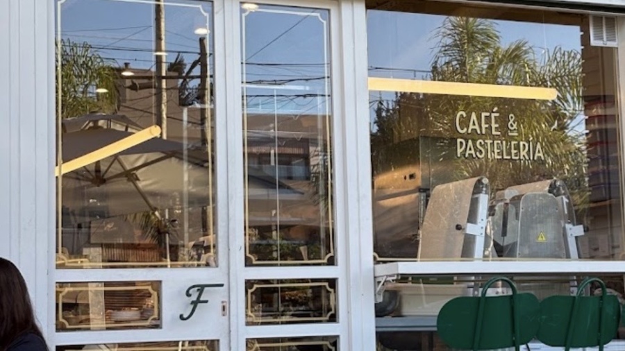 Violento asalto en una cafetería de La Plata: encañonaron a clientes y empleados y huyeron en el auto del dueño