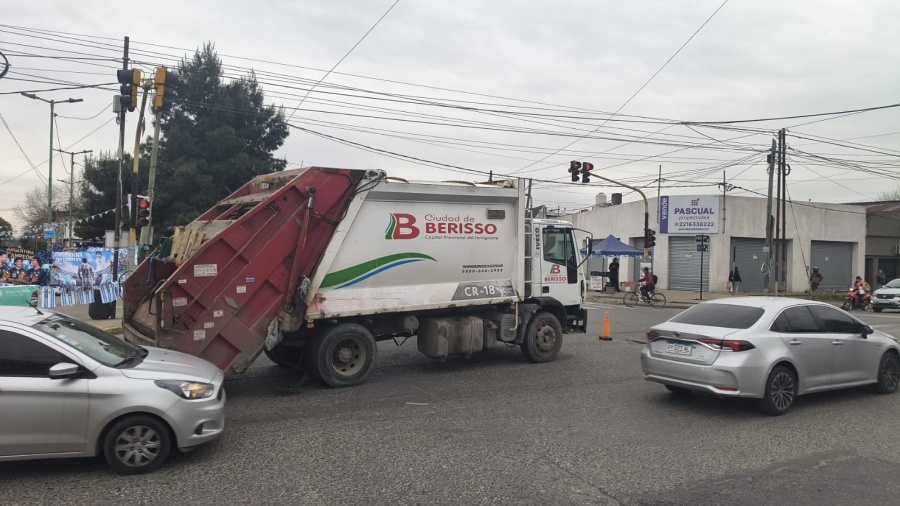 Murió un hombre de 76 años tras ser atropellado por un camión recolector en el límite entre La Plata y Berisso