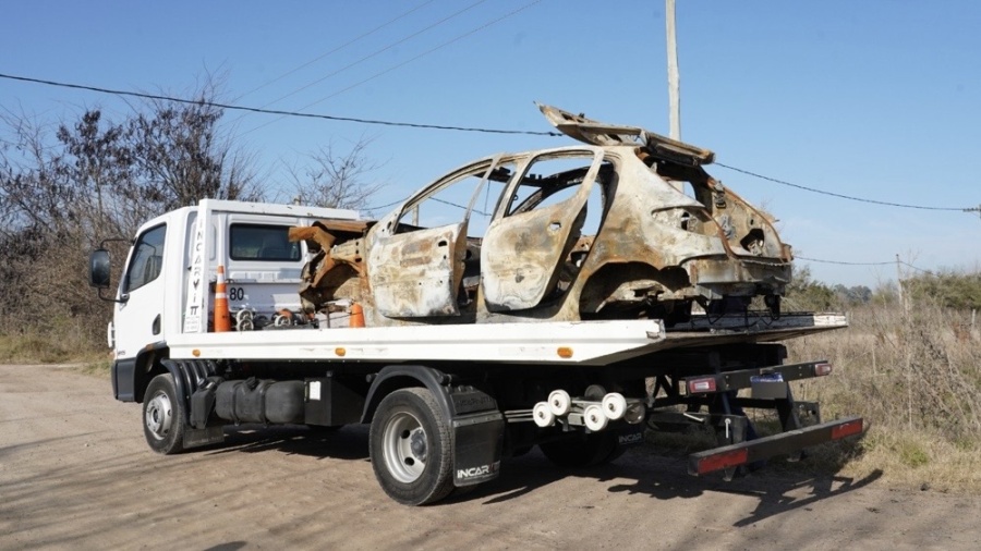 Alak compactó más de 3.500 vehículos abandonados y quemados en La Plata