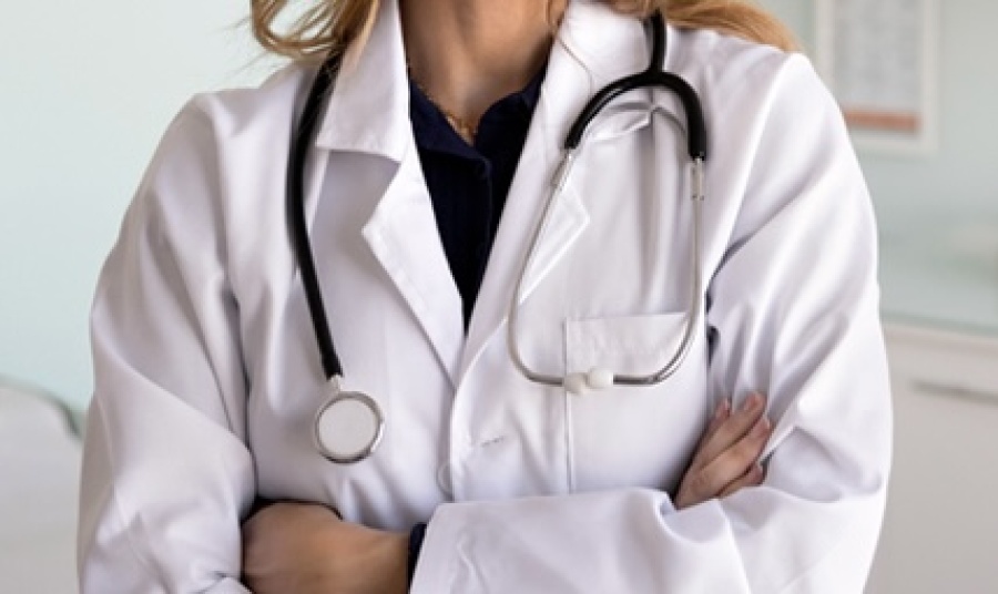 Una mujer debió pedir disculpas en redes tras amenazar y escrachar a una médica de La Plata