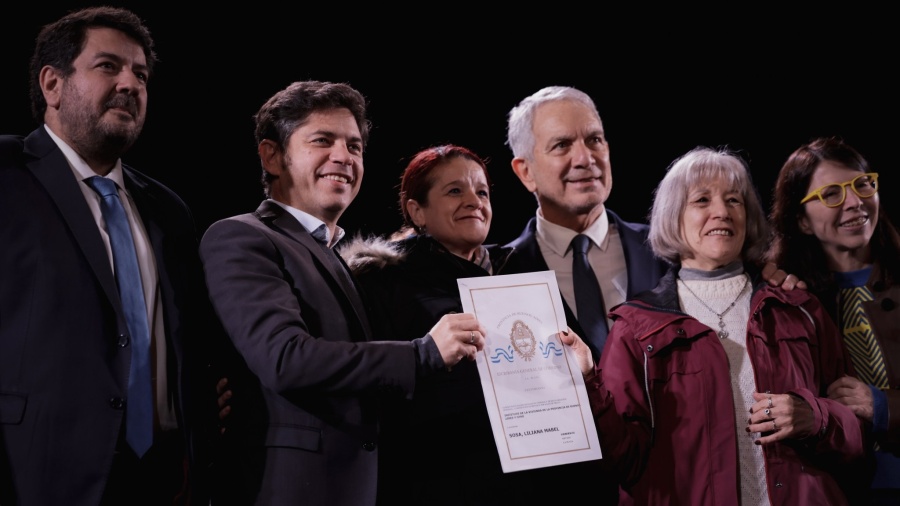 Kicillof entregó 400 escrituras gratuitas en La Plata y cuestionó a quienes “se apropian de la palabra libertad”