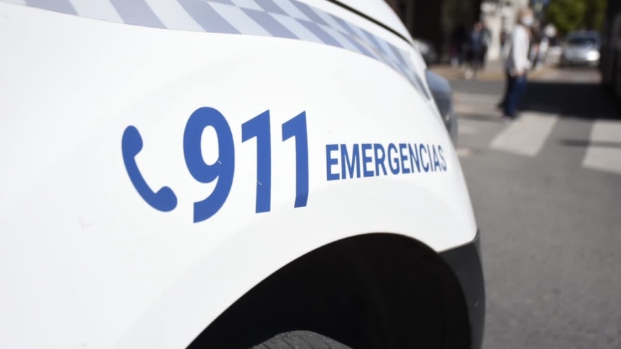 Perseguían a un presunto motochorro en La Plata, chocó contra un portón y le encontraron un revólver cargado