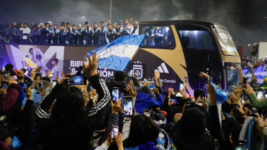 La Selección volvió a casa y recibió un conmovedor abrazo de los hinchas