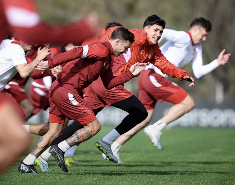 Con una baja sensible de último momento, Estudiantes espera por el debut con Independiente 