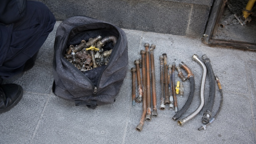 Lo atraparon abriendo cabinas de gas en La Plata y llevaba una mochila cargada de caños y válvulas
