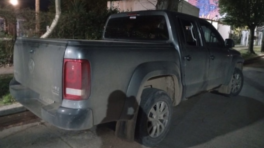 Sonó la alarma de una camioneta en La Plata, sorprendió a la Policía y terminó con un joven detenido