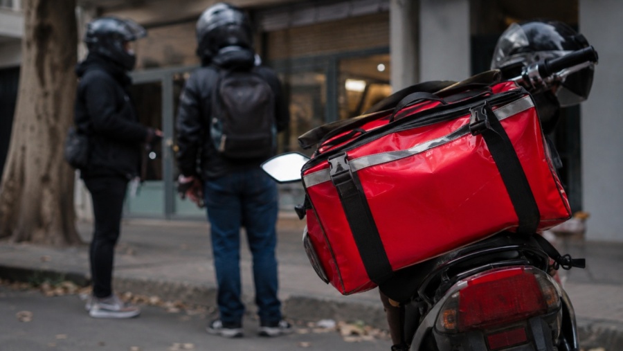 Violento ataque de “rappichorros” en La Plata: entraron con cascos, apuntaron a una empleada y huyeron en moto