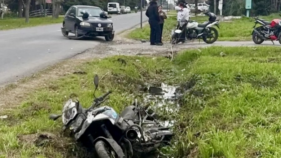 Dos policías terminaron en una zanja tras un fuerte choque cuando iban a una persecución en La Plata