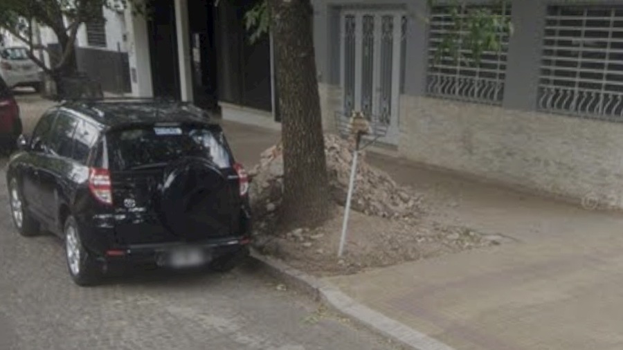 Patota atacó a un joven en La Plata: lo golpearon, le apuntaron con un arma y le robaron hasta la ropa