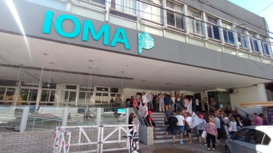 Prestadores y afiliados de IOMA preparan una protesta con acampe por tiempo indefinido en La Plata
