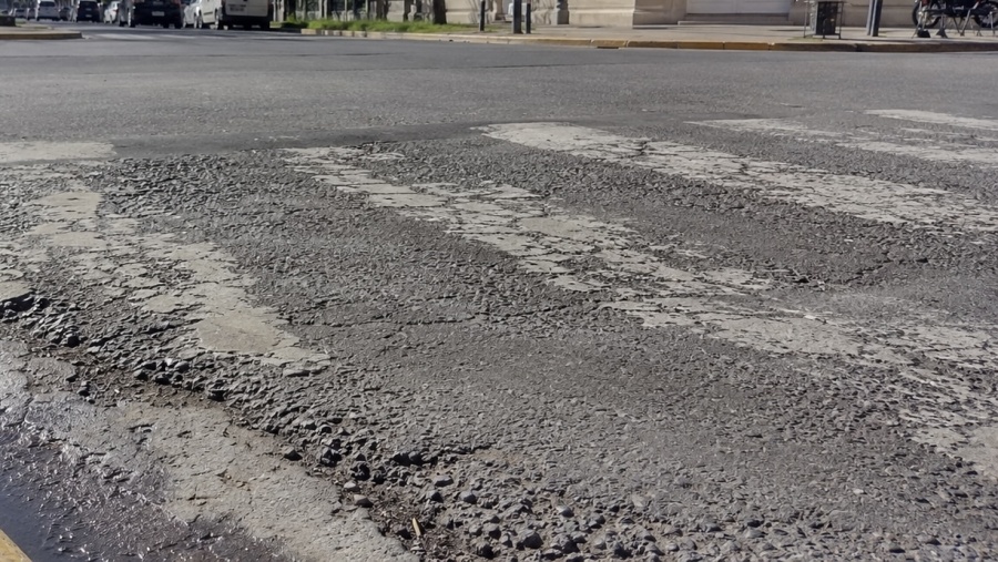 Bronca en La Plata por fotomultas de más de $110.000 por pisar sendas peatonales que casi no se ven